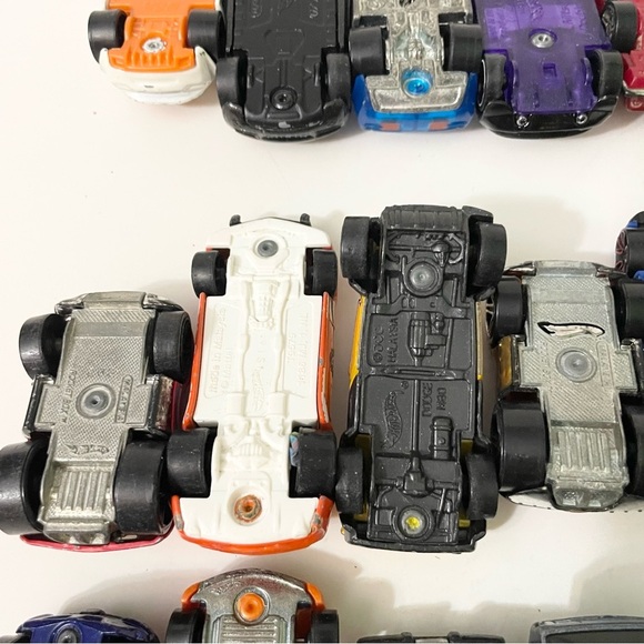 Lot of 23 Hot Wheels Diecast Cars - Picture 8 of 16